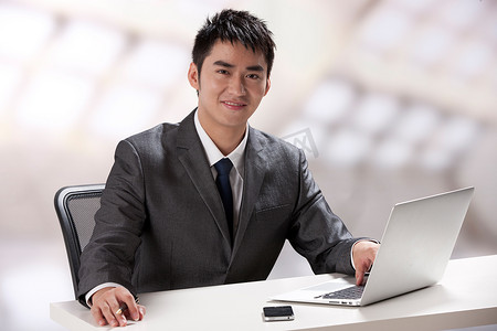 从“为人民服务”表情包到摄影扩印服务 数字时代的情感连接与线下体验